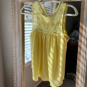 Yellow top perfect for summer date